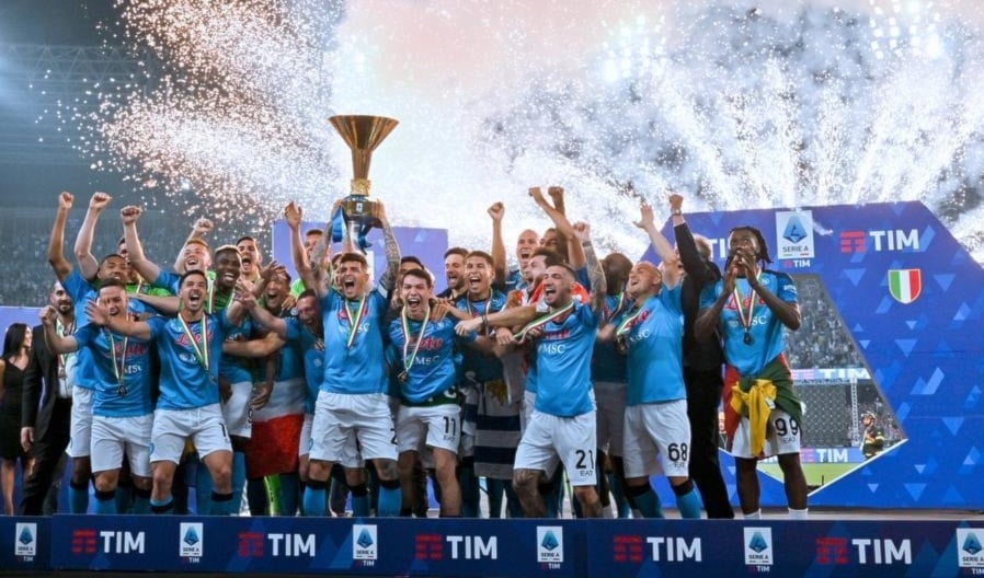نابولي يتوج بلقب الدوري الإيطالي للمرة الرابعة بعد موسم استثنائي