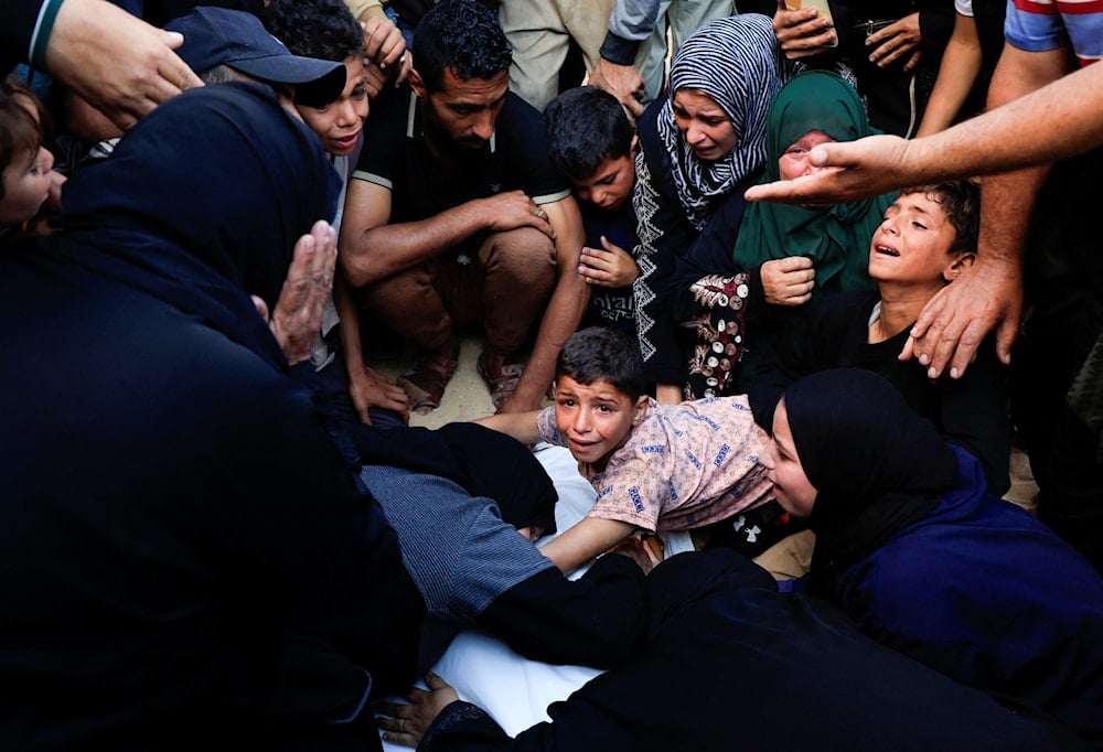 فلسطينيون يودّعون شهداءهم في مستشفى ناصر بخان يونس، عقب استهدافهم بغارات إسرائيلية – 24 أيار/مايو (رويترز)