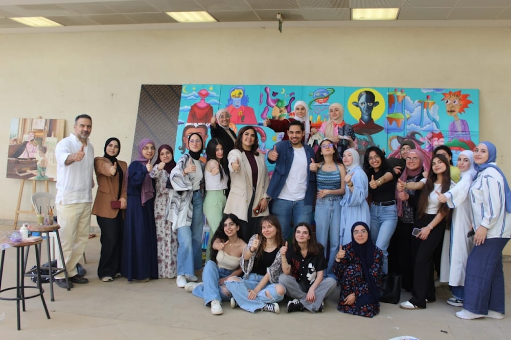  الطلاب بعد إنجاز الجدارية 