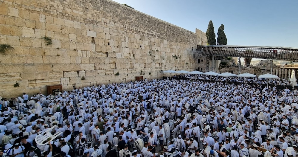 آلاف المستوطنين في ساحة حائط البراق غربي المسجد الأقصى - 26 أيار/مايو 2025