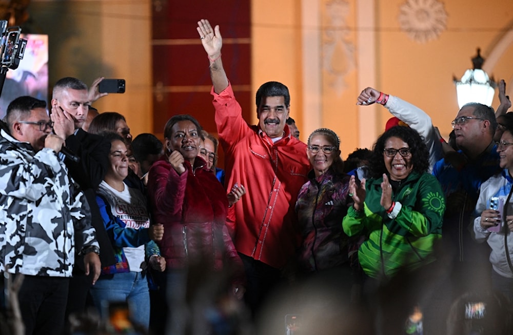 الرئيس الفنزويلي نيكولاس مادورو يلوح لأنصاره أثناء احتفاله بنتائج الانتخابات البرلمانية والإقليمية في ساحة بوليفار في كاراكاس - 25 أيار/مايو 2025 (أ ف ب)
