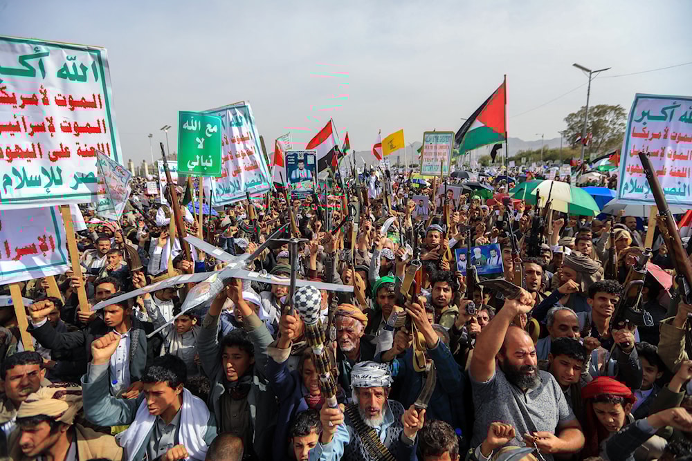 يمنيون خلال مظاهرة تضامنية مع الفلسطينيين وقطاع غزة في العاصمة صنعاء - 23 أيار/مايو 2025 (أ ف ب)