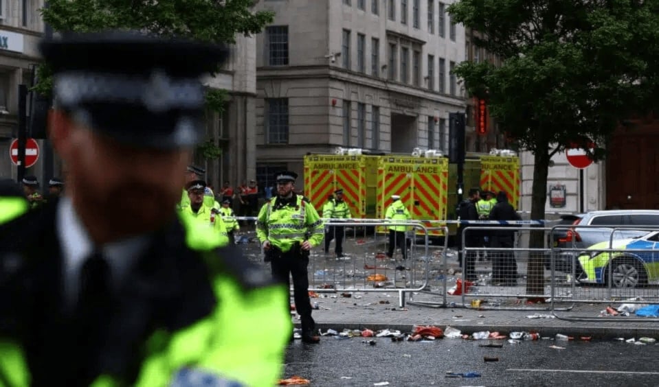 حادث مرعب وسط جماهير ليفربول المحتشدة للاحتفال باللقب (فيديو)