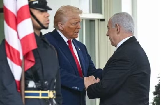 الرئيس الأميركي دونالد ترامب ورئيس حكومة الاحتلال بنيامين نتنياهو في 7 أيار/مايو 2025 (وكالات)