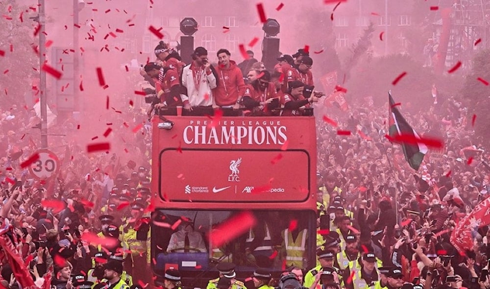 جماهير ليفربول ترفع علم فلسطين خلال احتفالات التتويج بالبريميرليغ (فيديو)