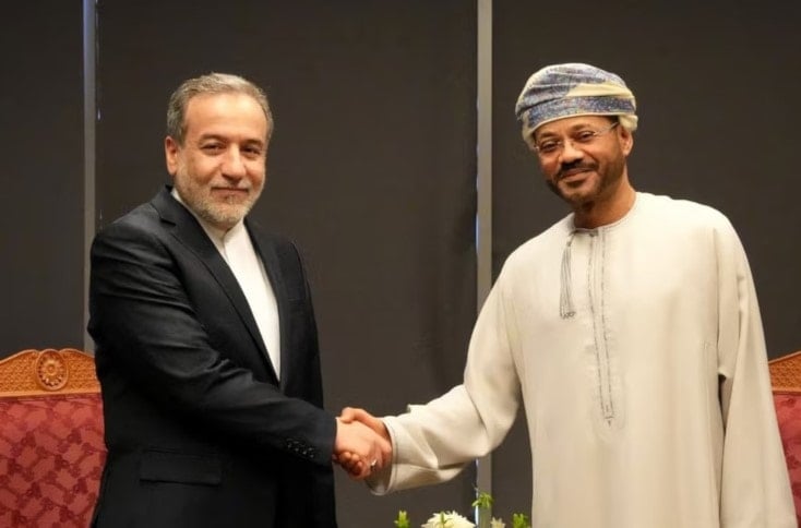 وزير الخارجية الإيراني عباس عراقجي خلال اجتماعه مع وزير الخارجية العماني السيد بدر البوسعيدي في مسقط في الجولة الأولى من الفاوضات غير المباشرة بين إيران والولايات المتحدة. سلطنة عمان. 12 نيسان/أبريل 2025. (أ. ف. ب)