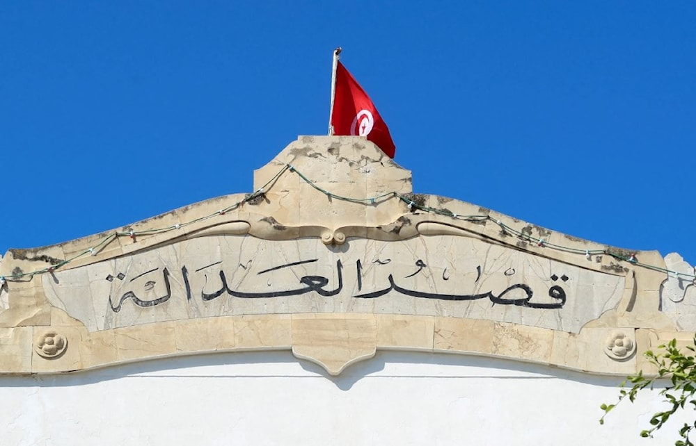 بين الأحكام القضائية وردود الفعل السياسية، يجد المشهد التونسي نفسه من جديد أمام اختبار بالغ الدقة