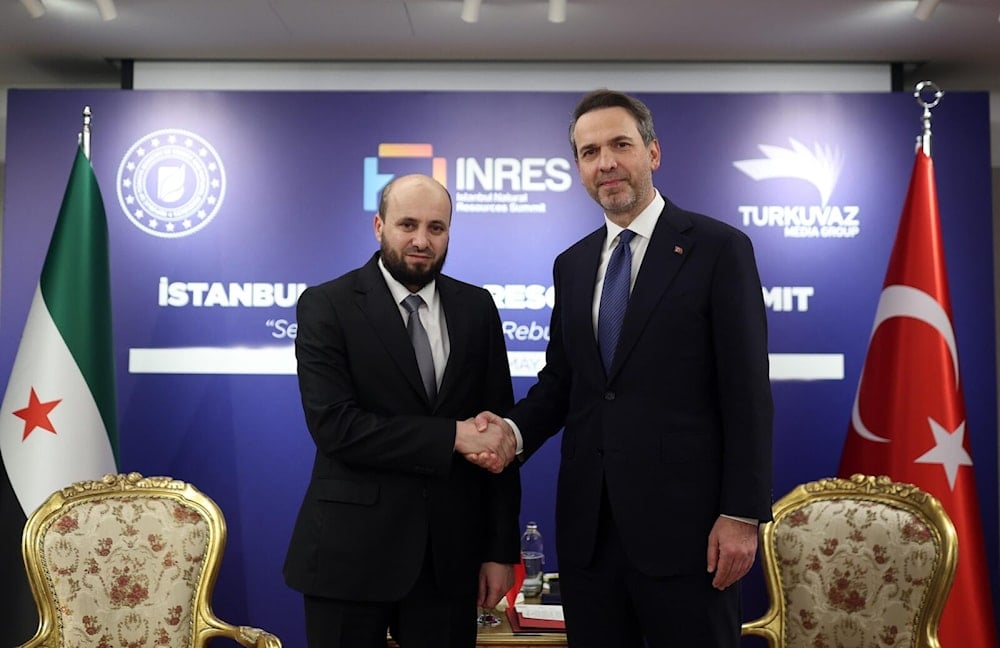 وزير الطاقة والموارد الطبيعية التركي، ألب أرسلان بيرقدار، يلتقي وزير الطاقة في الحكومة السورية الحالية، محمد البشير، في إطار قمة إسطنبول للموارد الطبيعية