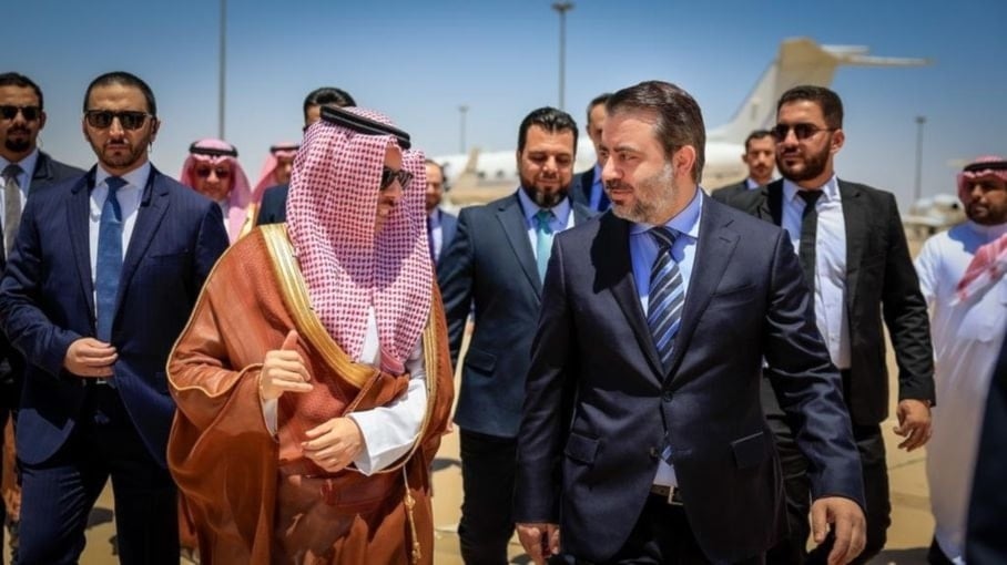 وزير الخارجية السوري في الحكومة الانتقالية، أسعد الشيباني، يستقبل نظيره السعودي، الأمير فيصل بن فرحان بن عبد الله آل سعود. دمشق. 31 أيار/مايو 2025 (الخارجية السورية)