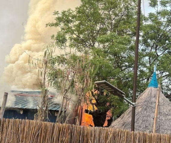 دخان وحريق إثر قصف على منشأة طبية تديرها منظمة أطباء بلا حدود في مقاطعة فانجاك في جنوب السودان (رويترز)