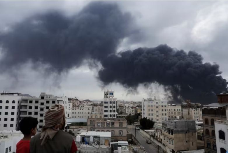 يمنيون يشاهدون تصاعد الدخان في أعقاب الغارات الجوية الإسرائيلية التي استهدفت محطة كهرباء ومطار صنعاء، في صنعاء 6 أيار/مايو 