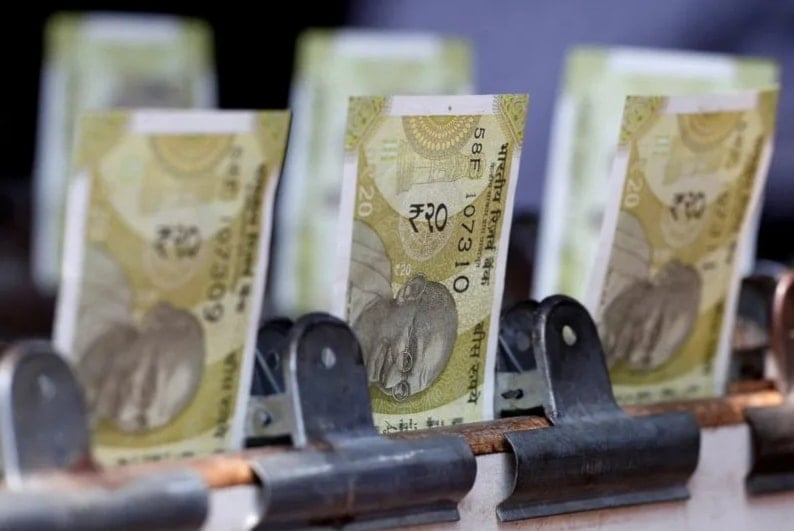 انخفضت الروبية إلى مستوى منخفض بلغ 85.59 مقابل الدولار، بانخفاض 0.8% خلال اليوم الخميس