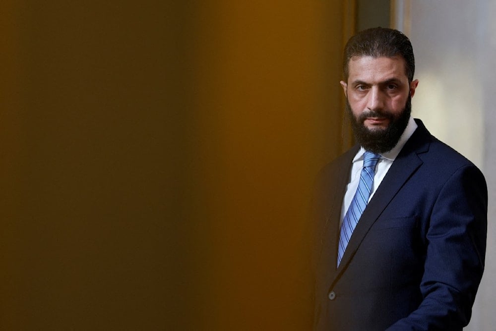 الرئيس الانتقالي السوري، أحمد الشرع،  خلال مؤتمر صحافي مشترك مع الرئيس الفرنسي في قصر الإليزيه في باريس (أ ف ب)