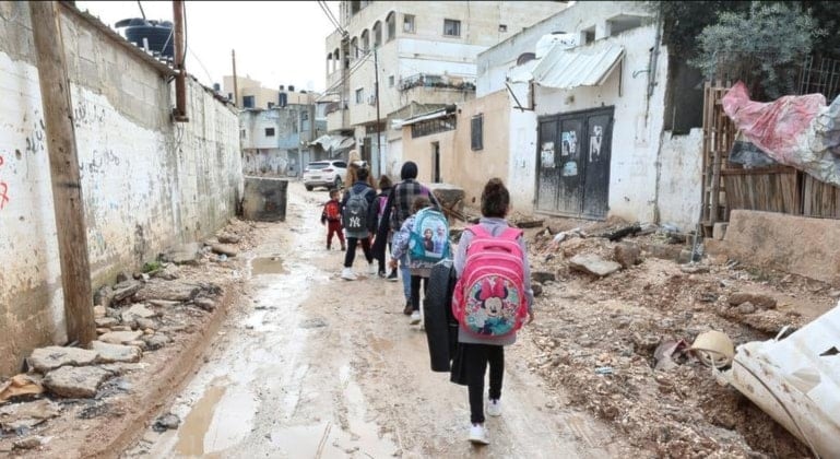 قوات الاحتلال دخلت إلى نحو ست مدارس  في القدس المحتلة وأمرت الطلبة والمعلمين بإخلائها وإغلاقها فوراً