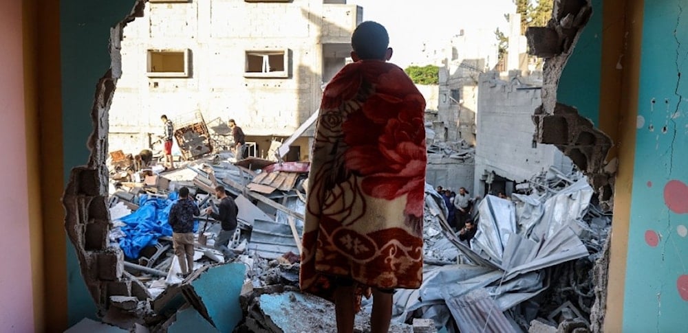 فلسطيني من أمام منزله المدمر في قطاع غزة (أرشيفية - فرانس برس)