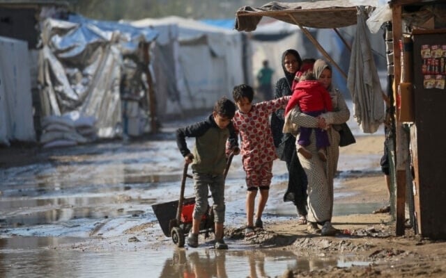 عائلة فلسطينية في مخيم للنازحين في دير البلح وسط غزة في 30 كانون الأول/ديسمبر 2024 (أ ف ب)