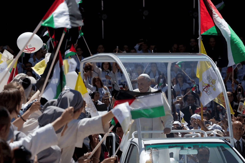 البابا الراحل فرنسيس يعتلي سيارته خلال زيارته إلى بيت لحم