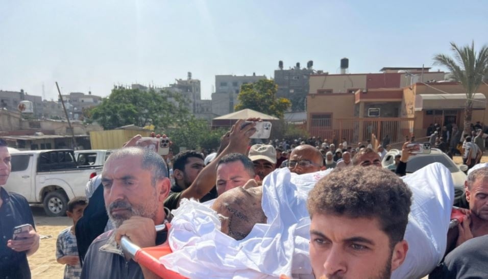 تشييع جثمان الطبيب الشهيد حمدي النجار، زوج الطبيبة آلاء النجار، الذي ارتقى متأثراً بإصابته جراء قصف إسرائيلي (تصوير: عمرو طبش)