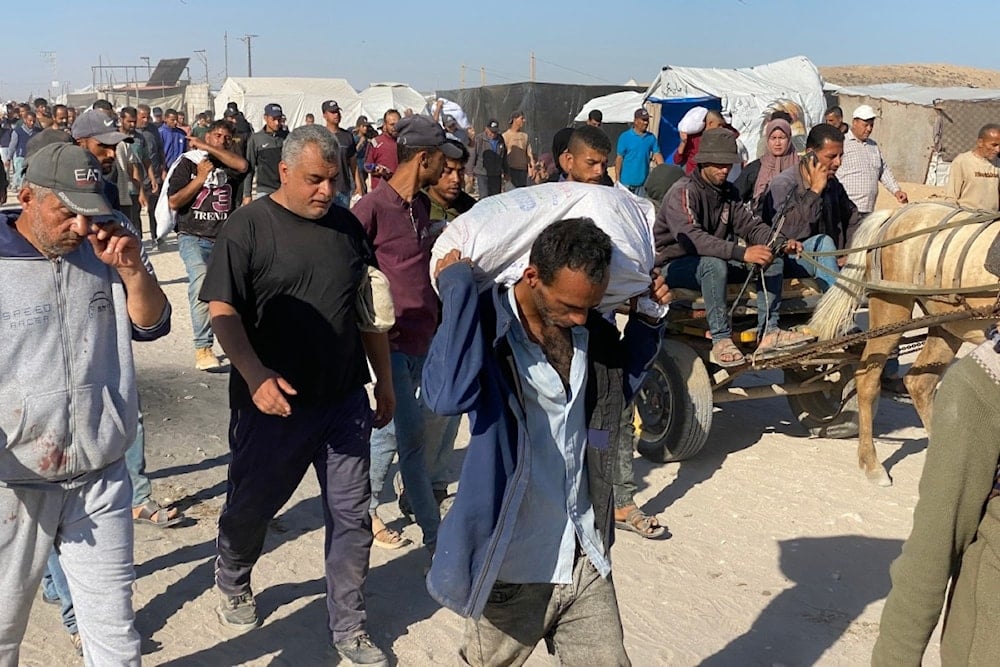 غزيون عائدون من نقاط تسليم المساعدات في رفح، والتي وصفها المكتب الإعلامي الحكومي بـ