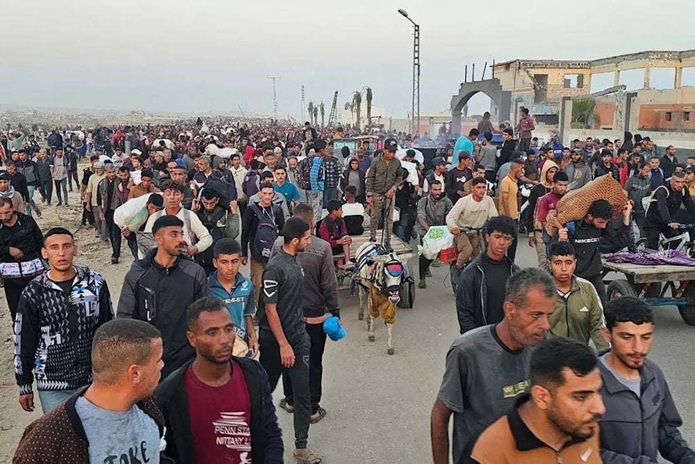فلسطينيون عائدون من مركز توزيع المواد الغذائية في رفح جنوب قطاع غزة (أ ف ب)