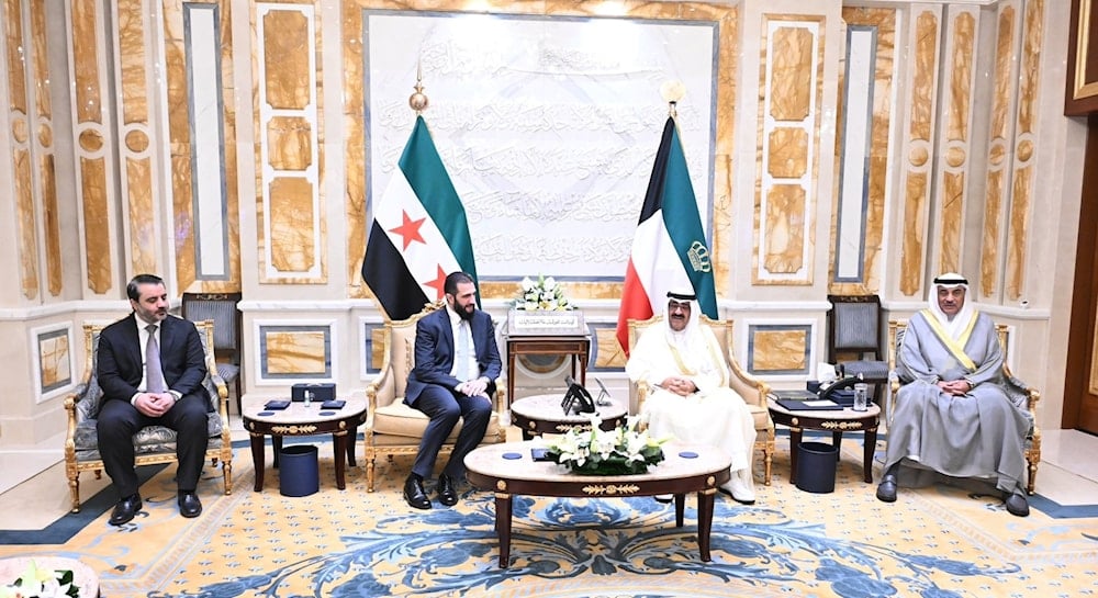 أمير الكويت الشيخ مشعل الأحمد الجابر الصباح يستقبل الرئيس السوري الانتقالي أحمد الشرع والوفد المرافق له (كونا)