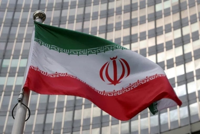 العلم الإيراني أمام مقر الوكالة الدولية للطاقة الذرية في فيينا. (رويترز)