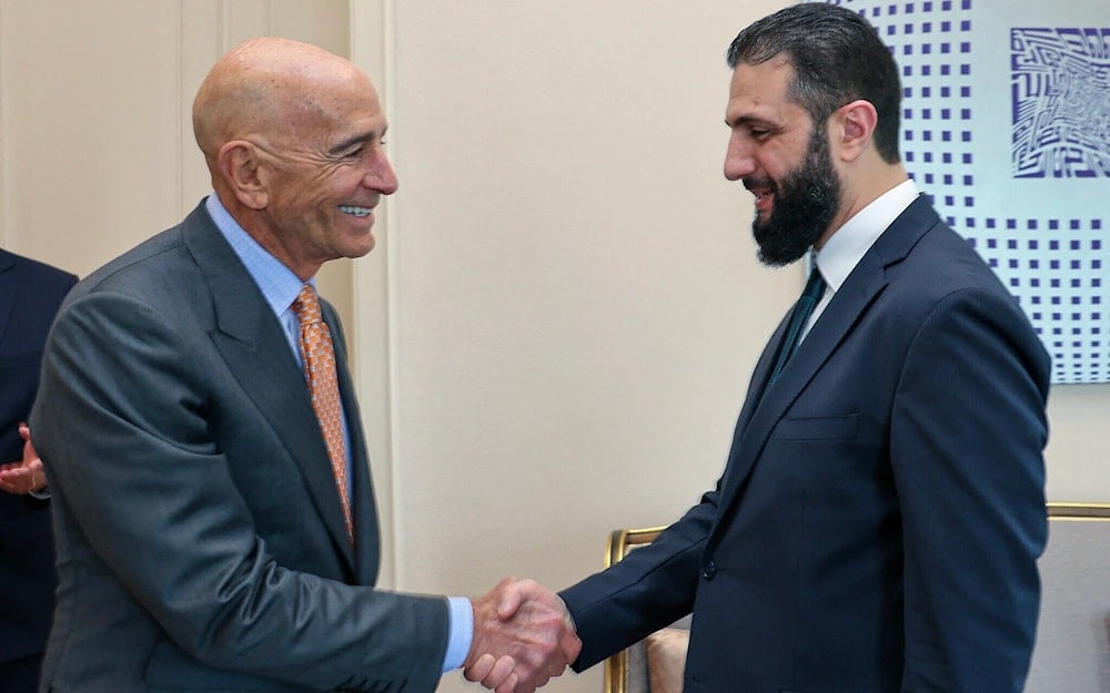 المبعوث الأميركي الخاص إلى سوريا توم باراك مع الرئيس السوري الانتقالي أحمد الشرع (أ.ف.ب)