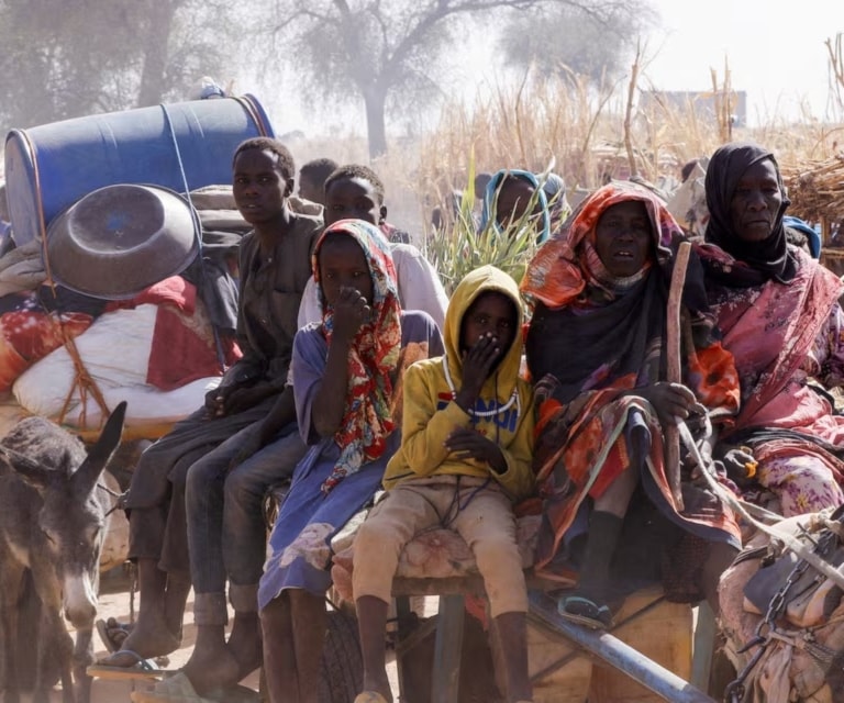 نازحون يركبون عربة تجرها حيوانات في أعقاب هجمات 