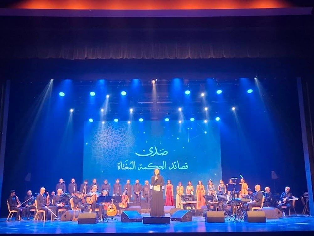 لقطة جامعةللكورال والعازفين والمايسترا