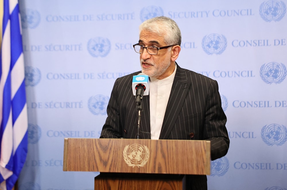 الممثل الدائم لإيران لدى الأمم المتحدة، السفير أمير سعيد إيرواني، يدلي ببيان بعد اجتماع مجلس الأمن في مقر الأمم المتحدة - 13 حزيران/يونيو 2025 (أ ف ب)
