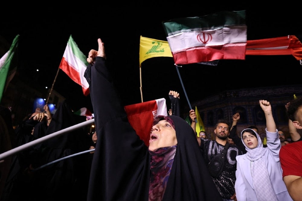 إيرانيون تجمعوا في شوارع العاصمة طهران ليل السبت للاحتفال بالرد الإيراني على 