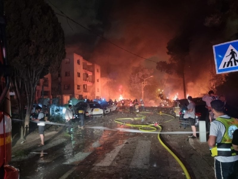 حرائق ودمار في مبنى في حيفا المحتلة، بعد إصابته بصاروخ إيراني (وسائل إعلام إسرائيلية)