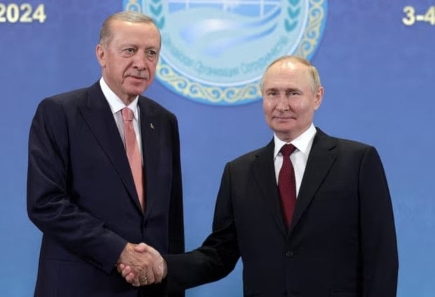 الرئيس الروسي فلاديمير بوتن يصافح الرئيس التركي رجب طيب أردوغان خلال اجتماع على هامش قمة 