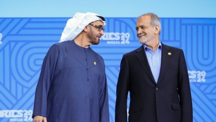 الرئيس الإيراني مسعود بزشكيان ونظيره الإماراتي محمد بن زايد (صورة أرشيفية)