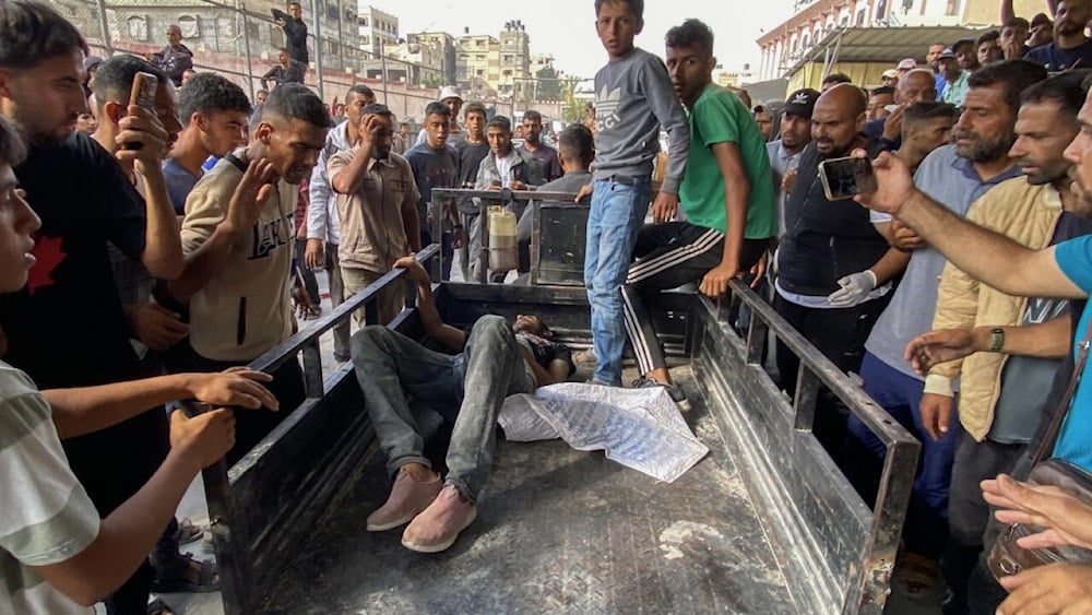 جريح فلسطيني كان ينتظر المساعدات الإنسانية في جنوبي قطاع غزة (أ ف ب)