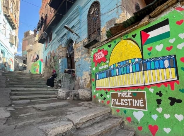 جداريات لدعم الفلسطينيين في غزة في أحد شوارع القاهرة في مصر (رويترز)