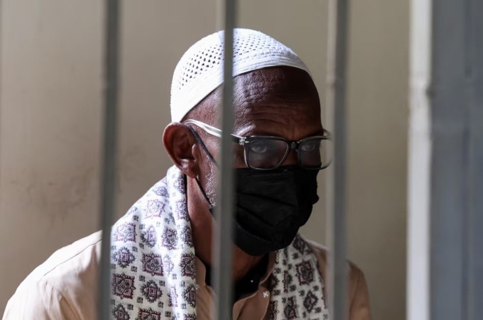 محمد عبدي علي يحضر جلسة المحكمة حيث حُكم عليه بالسجن لمدة 30 عاماً بعد إدانته بمساعدة مسلحين للهجوم على فندق دوسيت في 2019 (رويترز)