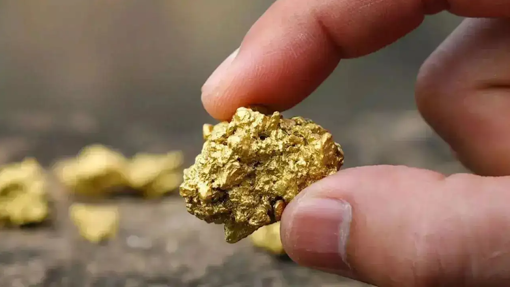 غالبية كمية الذهب على كوكب الأرض أي تتواجد في النواة المنصهرة إلى جانب عناصر ثقيلة أخرى مثل البلاتين