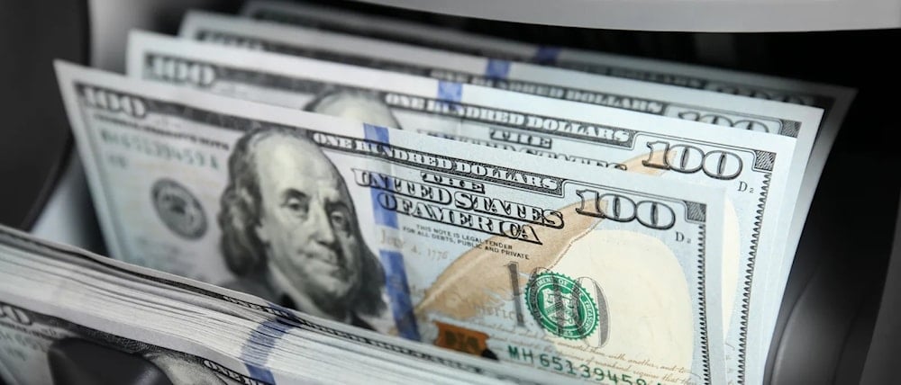 تراجع الدولار  0.8 % إلى 142.85 ين 