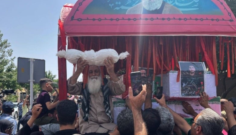 من تشييع جنازة طفل رضيع استشهد في العدوان الإسرائيلي في أصفهان اثناء مسيرة الغضب والنصر (وكالات)