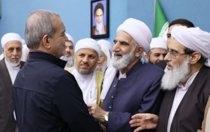 الرئيس الإيراني مسعود بزشكيان مستقبلاً مجموعة من رجال دين أهل السنة بمناسبة أسبوع الوحدة الإسلامية.