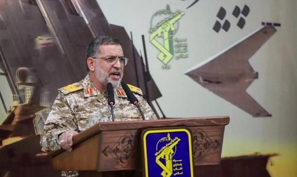 المتحدث باسم حس الثورة الإسلامية في إيران، اللواء علي محمد نائيني، في مؤتمر صحفي في كانون الثاني/يناير 2025. (وكالة تسنيم)