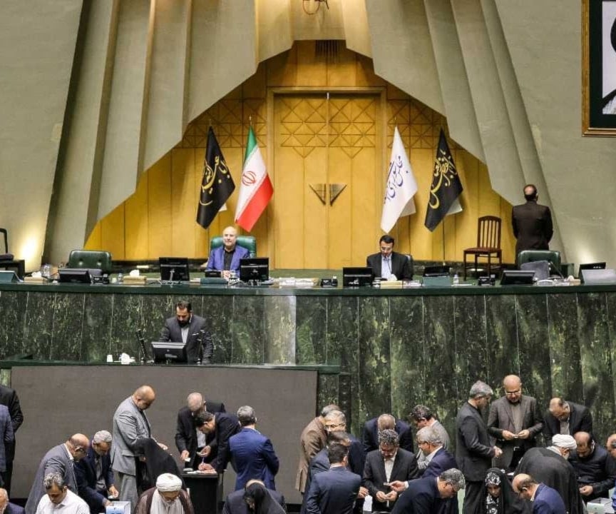 البرلمان الإيراني يوصي بإغلاق مضيق هرمز