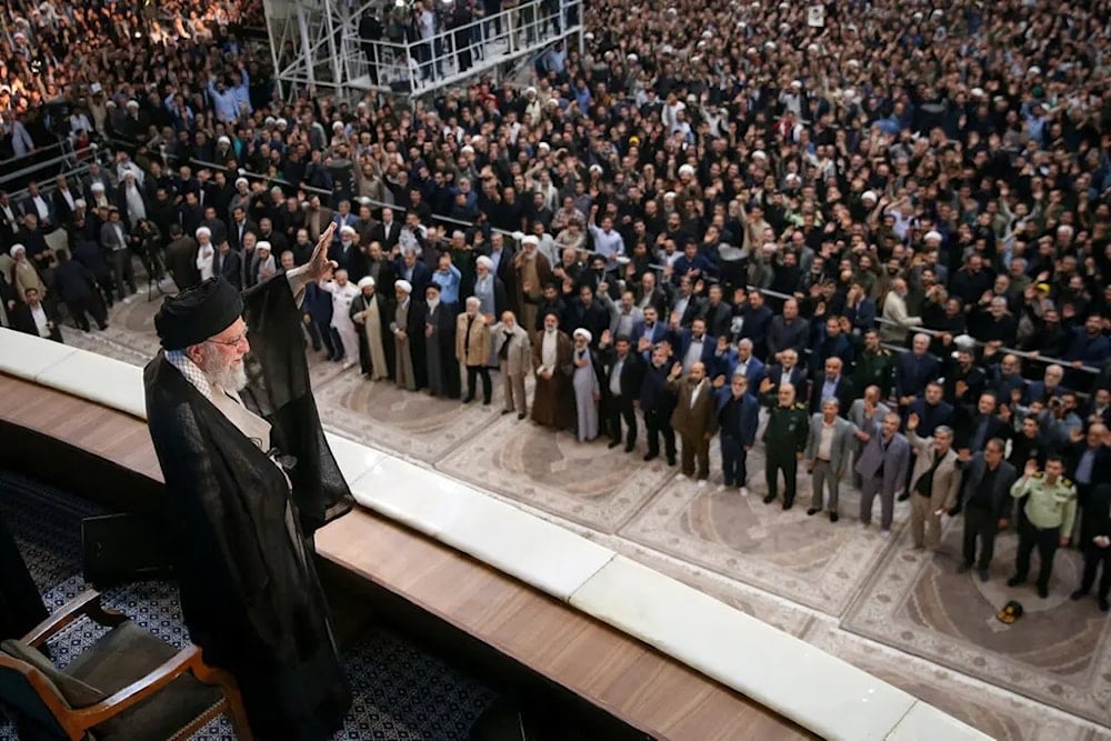 قائد الثورة والجمهورية الإسلامية في إيران السيد علي الخامنئي خلال مراسم أقيمت في الذكرى السادسة والثلاثين لوفاة الإمام الخميني 