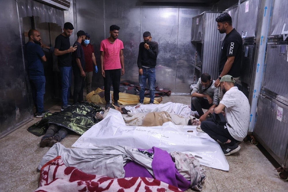 فلسطينيون يودّعون في مشرحة مستشفى الشفاء بمدينة غزة شهداء ارتقوا خلال محاولتهم الحصول على المساعدات، 23 حزيران/يونيو (أ ف ب)
