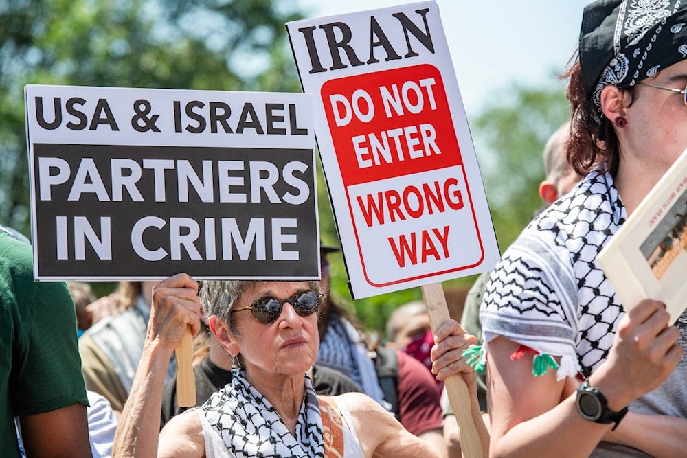 تظاهرة مناهضة للحرب في بوسطن، ماساتشوستس، الولايات المتحدة في 22 حزيران/يونيو 2025، احتجاجاً على الضربات الأميركية على المواقع النووية الإيرانية.