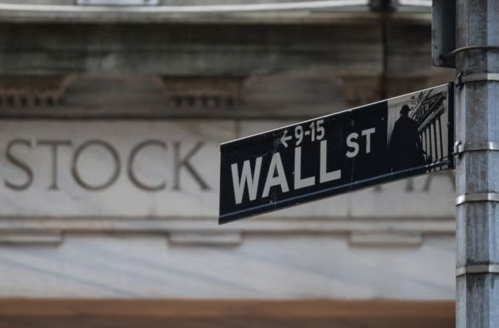 مدخل بورصة نيويورك للأوراق المالية (NYSE). نيويورك. 7 نيسان/أبريل 2025 (رويترز)