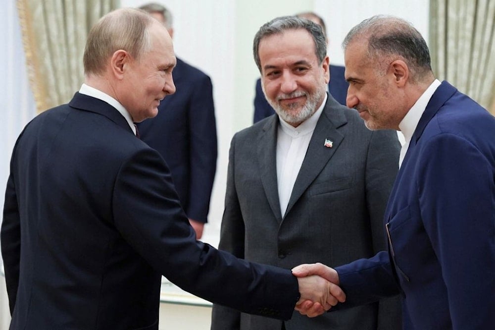 الرئيس الروسي فلاديمير بوتين يستقبل السفير الإيراني لدى روسيا كاظم جلالي ووزير الخارجية الإيراني عباس عراقجي قبل محادثاتهما في الكرملين. موسكو. 23 حزيران/يونيو 2025 (أ. ب)