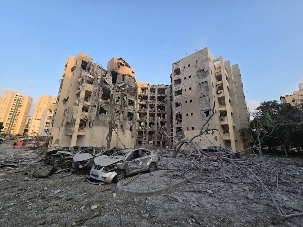سقوط صاروخ إيراني على مبنى في مدينة بئر السبع جنوبي فلسطين المحتلة (تواصل اجتماعي)