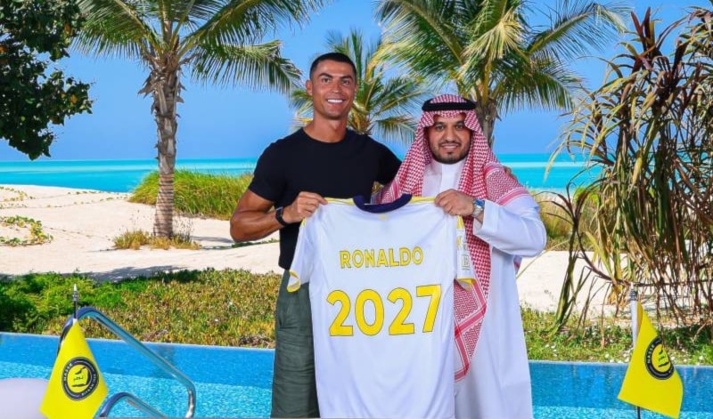 القصة مستمرة.. كريستيانو رونالدو يجدد عقده مع النصر السعودي